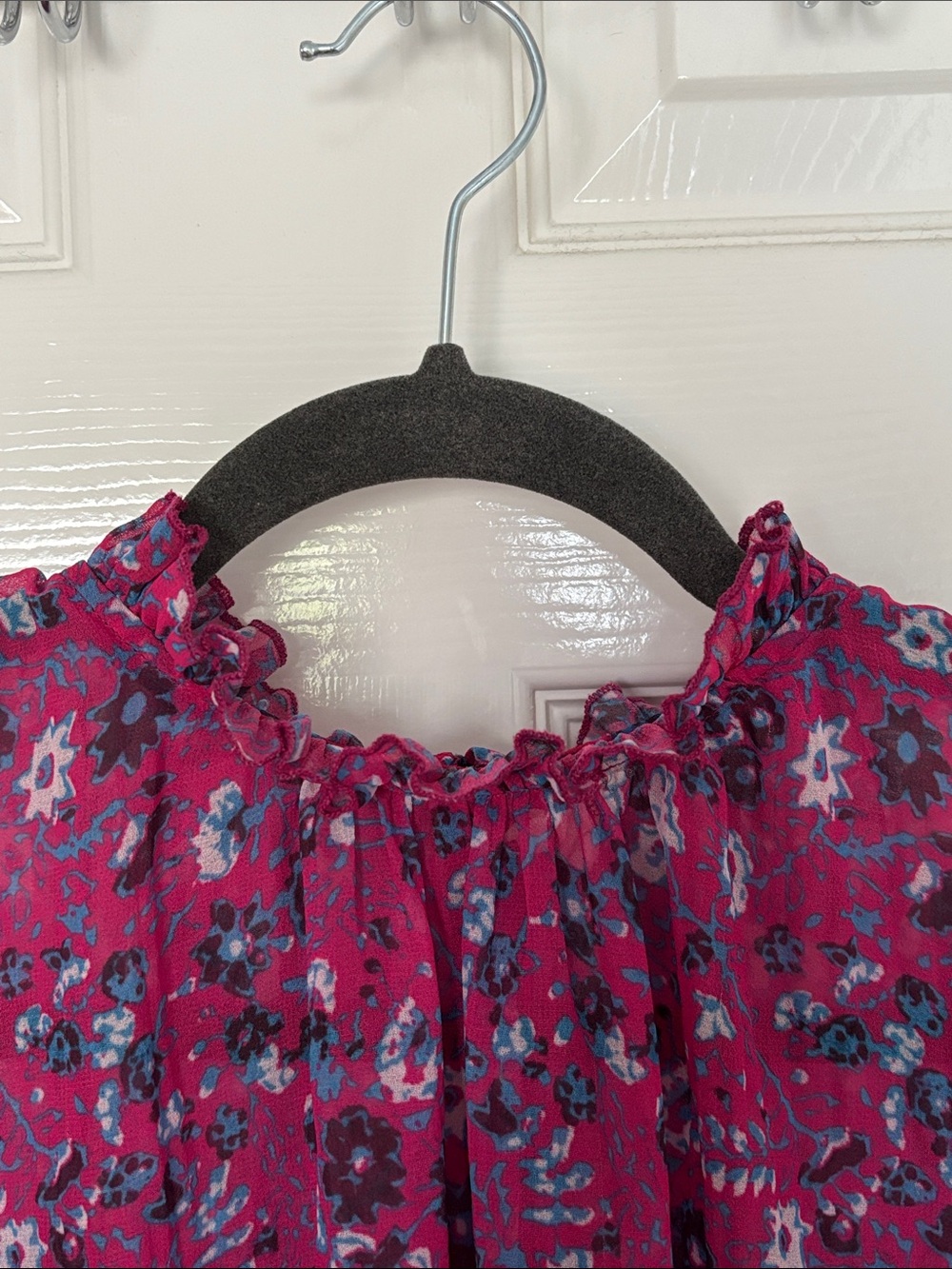 255. Anthropologie Ruffle Floral Short-Sleeve Blouse in Magenta Size Small - Picture 9 of 10
